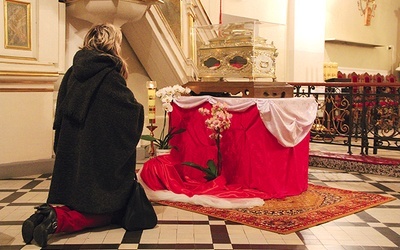 Łowicz, 7 listopada. Relikwie św. Wiktorii dotarły do kościoła ss. bernardynek