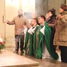 Członkowie wspólnoty Odnowy w Duchu Świętym „Kana”  w czasie Mszy św. z modlitwą o uzdrowienie
