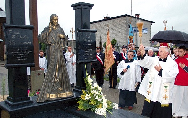  Następca ojca Jana ks. kan. Jan Serszyński zadbał o wykonanie godnego grobowca swego poprzednika. Został tu także pochowany budowniczy kościoła św. Bartłomieja ks. prał. Władysław Gąsiorowski