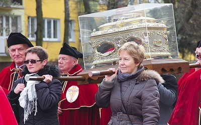 Doczesne szczątki świętej nieśli m.in. klerycy, nauczyciele, siostry zakonne, harcerze,  członkowie kół Żywego Różańca, a także władze miejskie i samorządowe