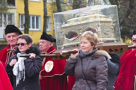 Doczesne szczątki świętej nieśli m.in. klerycy, nauczyciele, siostry zakonne, harcerze,  członkowie kół Żywego Różańca, a także władze miejskie i samorządowe