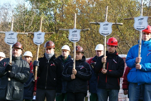 Na Matyskę niesiono krzyże upamiętniające zamordowanych w 1981 r. górników 