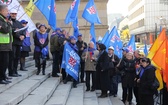 Protest związkowców przed Śląskim Urzędem Wojewódzkim