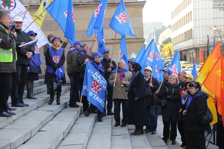 Protest związkowców przed Śląskim Urzędem Wojewódzkim