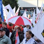 Protest związkowców przed Śląskim Urzędem Wojewódzkim