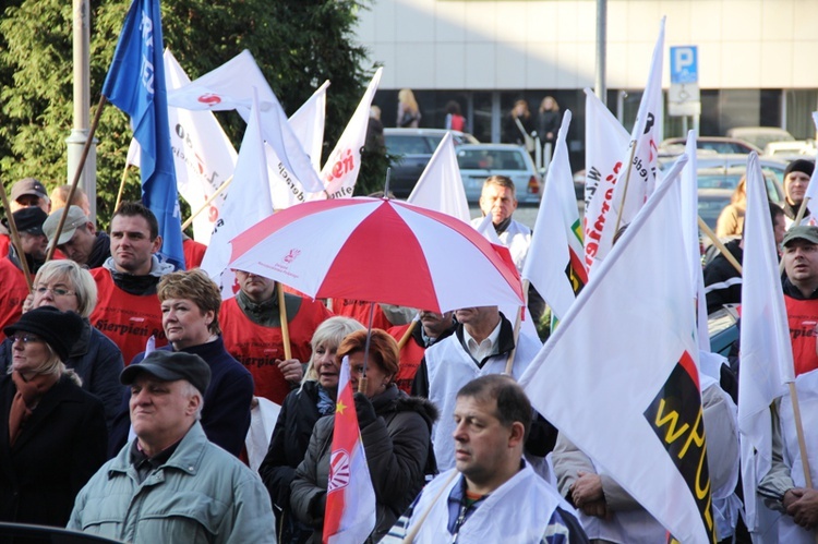 Protest związkowców przed Śląskim Urzędem Wojewódzkim