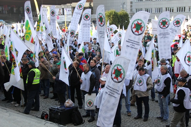 Protest związkowców przed Śląskim Urzędem Wojewódzkim