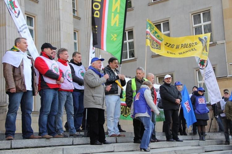 Protest związkowców przed Śląskim Urzędem Wojewódzkim