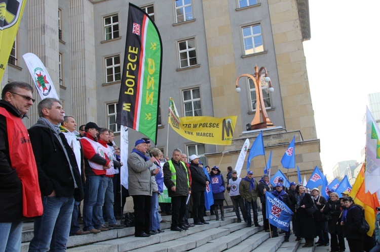 Protest związkowców przed Śląskim Urzędem Wojewódzkim