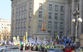 Protest związkowców przed Śląskim Urzędem Wojewódzkim