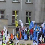 Protest związkowców przed Śląskim Urzędem Wojewódzkim