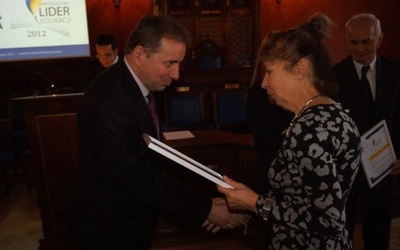 Wiceprezydent Kutna Zbigniew Wdowiak odbiera certyfikat „Samorządowy Lider Edukacji 2012”