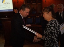Wiceprezydent Kutna Zbigniew Wdowiak odbiera certyfikat „Samorządowy Lider Edukacji 2012”