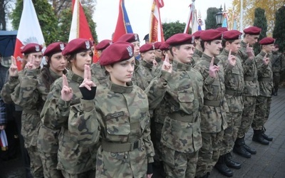 Uczniowie w mundurach 
