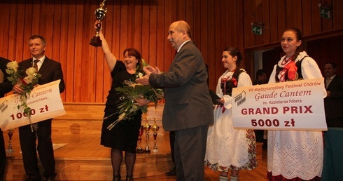Nagrody dla chóru "Harmonia" odbiera dyrygent Izabella Zielecka-Panek