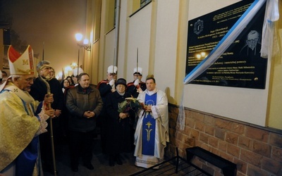 Tablica upamiętniająca bp. Edwarda Materskiego została umieszczona na ścianie kościoła przed kaplicą ostrobramską w Skarżysku-Kamiennej