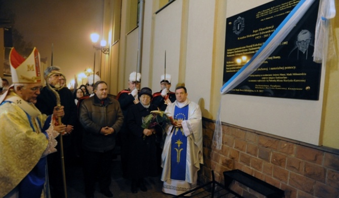 Tablica upamiętniająca bp. Edwarda Materskiego została umieszczona na ścianie kościoła przed kaplicą ostrobramską w Skarżysku-Kamiennej