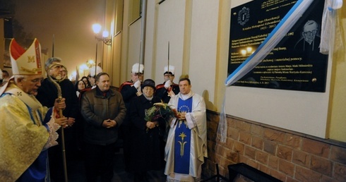 Tablica upamiętniająca bp. Edwarda Materskiego została umieszczona na ścianie kościoła przed kaplicą ostrobramską w Skarżysku-Kamiennej