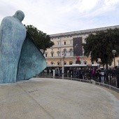 Kontrowersyjny pomnik Jana Pawła II poprawiony