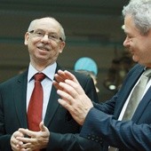 Janusz Lewandowski (z lewej), jest europejskim komisarzem  ds. budżetu.  Na zdjęciu rozmawia z Andreasem Mavroyiannisem, ministrem  ds. europejskich  Cypru