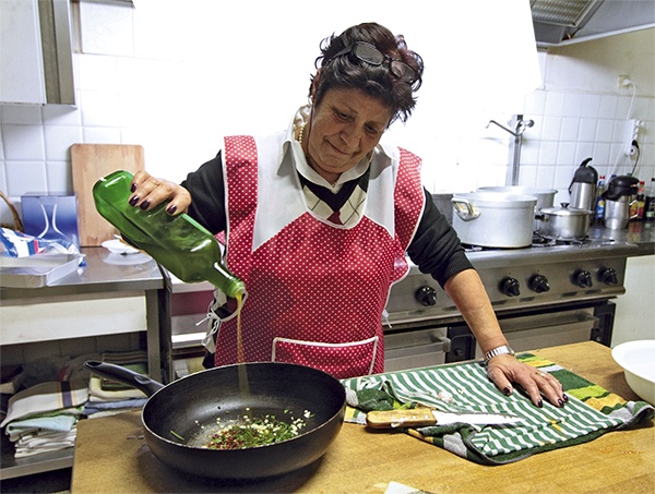 Aglio, olio peperoncino  – czyli sos z oliwy, czosnku i ostrej papryczki. – Oliwę z pierwszego tłoczenia wlewasz na patelnię. Dodajesz rozgnieciony czosnek, natkę pietruszki i papryczkę. Przesmażasz. Makaron gotujesz w osolonej wodzie, odcedzasz i mieszasz z sosem na patelni. I to wszystko! Danie przepyszne i szybkie. A jaki zapach… 