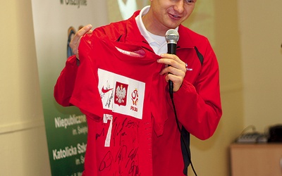Marek Wleciałowski podarował uczniom koszulkę z autografami polskich piłkarzy 