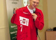 Marek Wleciałowski podarował uczniom koszulkę z autografami polskich piłkarzy 