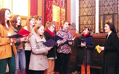  U św. Kazimierza adoracji towarzyszył śpiew scholi, prowadzonej przez siostry de Notre Dame