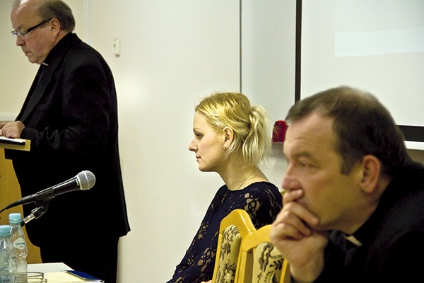  Od lewej: ks. prof. F. Wolnik, dr Monika Ożóg, ks. prof. Jan Słomka