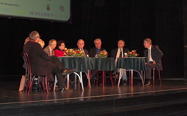  Dyskusja panelowa inaugurująca konferencję w Teatrze Nowym 