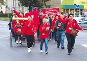 Aby pomóc, wybierz na www.szlachetnapaczka.pl jedną z potrzebujących rodzin i przygotuj dla niej wyjątkową pomoc.  Paczkę można zrobić wspólnie z rodziną, przyjaciółmi, znajomymi z pracy...