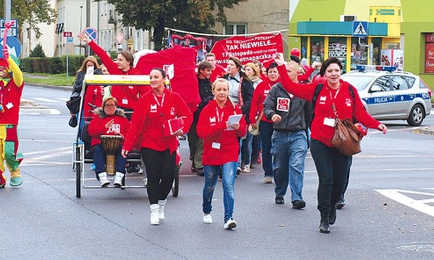 Aby pomóc, wybierz na www.szlachetnapaczka.pl jedną z potrzebujących rodzin i przygotuj dla niej wyjątkową pomoc.  Paczkę można zrobić wspólnie z rodziną, przyjaciółmi, znajomymi z pracy...