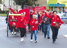 Aby pomóc, wybierz na www.szlachetnapaczka.pl jedną z potrzebujących rodzin i przygotuj dla niej wyjątkową pomoc.  Paczkę można zrobić wspólnie z rodziną, przyjaciółmi, znajomymi z pracy...