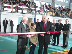  Starosta i burmistrz przecięli inauguracyjną wstęgę