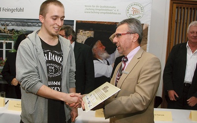 Karol Mądrecki odbiera nagrodę za najlepszy projekt w kategorii studenckiej. Ten sukces w przyszłości może pomóc mu w karierze