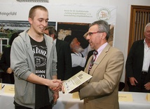 Karol Mądrecki odbiera nagrodę za najlepszy projekt w kategorii studenckiej. Ten sukces w przyszłości może pomóc mu w karierze