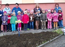 Przedszkolaki z grupy „Przyjaciół Misia” w Przedszkolu im. Jasia i Małgosi gotowi do sadzenia żonkilowych cebulek