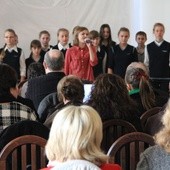 Podczas gali podsumowującej projekt pieśni patriotyczne zaśpiewalii uczniowie z Zespołu Szkół Publicznych w Lubiążu