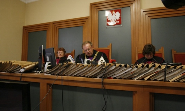 Sędzia Jan Ryszard Nowak odczytujący wyrok