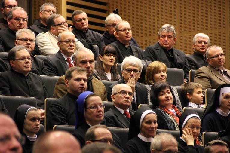 Wręczenie dekretów dla członków i konsultorów komisji synodalnych