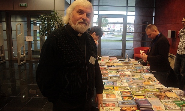 Ks. prof. Aleksander Posacki uważa, że w świecie wykreowanym przez Stephenie Meyer dochodzi do relatywizacji pojęć dobra i zła 