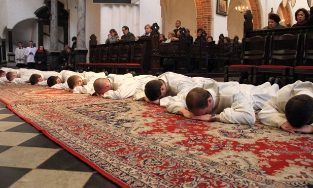 10 alumnów VI roku GSD przyjęło z rąk abp. Sławoja Leszka Głódzia święcenia diakonatu