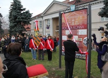 Uroczystość odsłonięcia pamiątkowej tablicy przed budynkiem poczty w Łowiczu