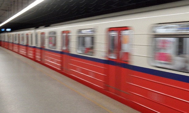 Alarm bombowy w warszawskim metrze