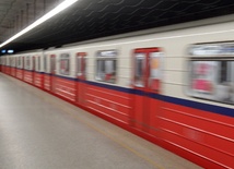 Alarm bombowy w warszawskim metrze