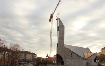 Krzyż zwieńczył 40-metrową wieżę kościoła