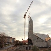 Krzyż zwieńczył 40-metrową wieżę kościoła