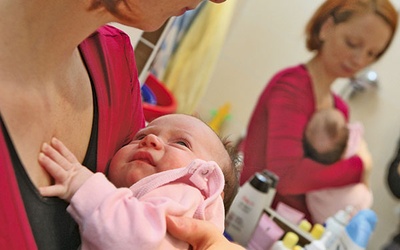  Rząd proponuje wydłużenie płatnego urlopu macierzyńskiego do roku