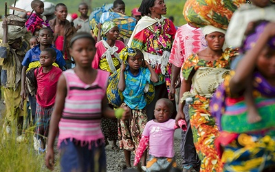  22.11.2012. Demokratyczna Republika Konga. Mieszkańcy miasta Sake opuścili swoje domy w związku z nasileniem się walk między ugrupowaniem rebeliantów, zwanym M23, a wojskami rządowymi. Zatrzymali się w obozach dla uciekinierów. Spotykają ich gwałty i kradzieże ze strony obu walczących armii