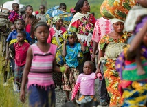  22.11.2012. Demokratyczna Republika Konga. Mieszkańcy miasta Sake opuścili swoje domy w związku z nasileniem się walk między ugrupowaniem rebeliantów, zwanym M23, a wojskami rządowymi. Zatrzymali się w obozach dla uciekinierów. Spotykają ich gwałty i kradzieże ze strony obu walczących armii